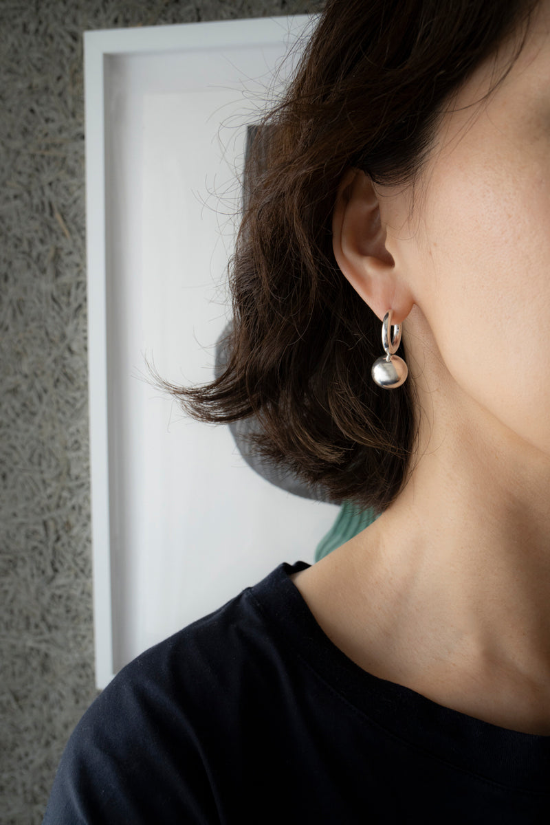 ANNIKAINEZ Pivot Sphere Hoop Pierced Earrings Lrg /SV