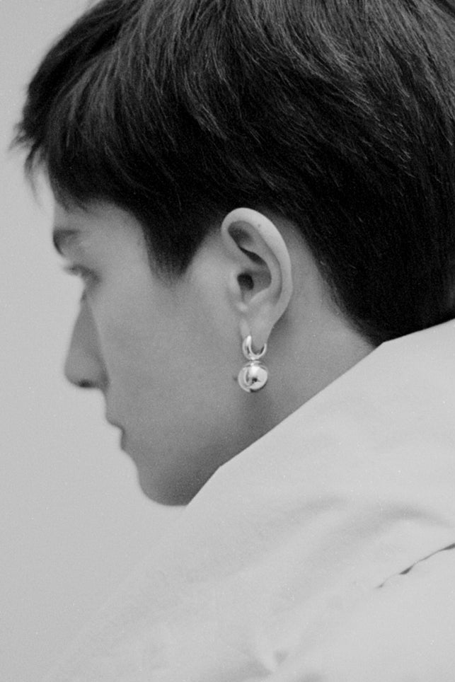 ANNIKA INEZ Pivot Sphere Hoop pierced earrings Sml /Sliver