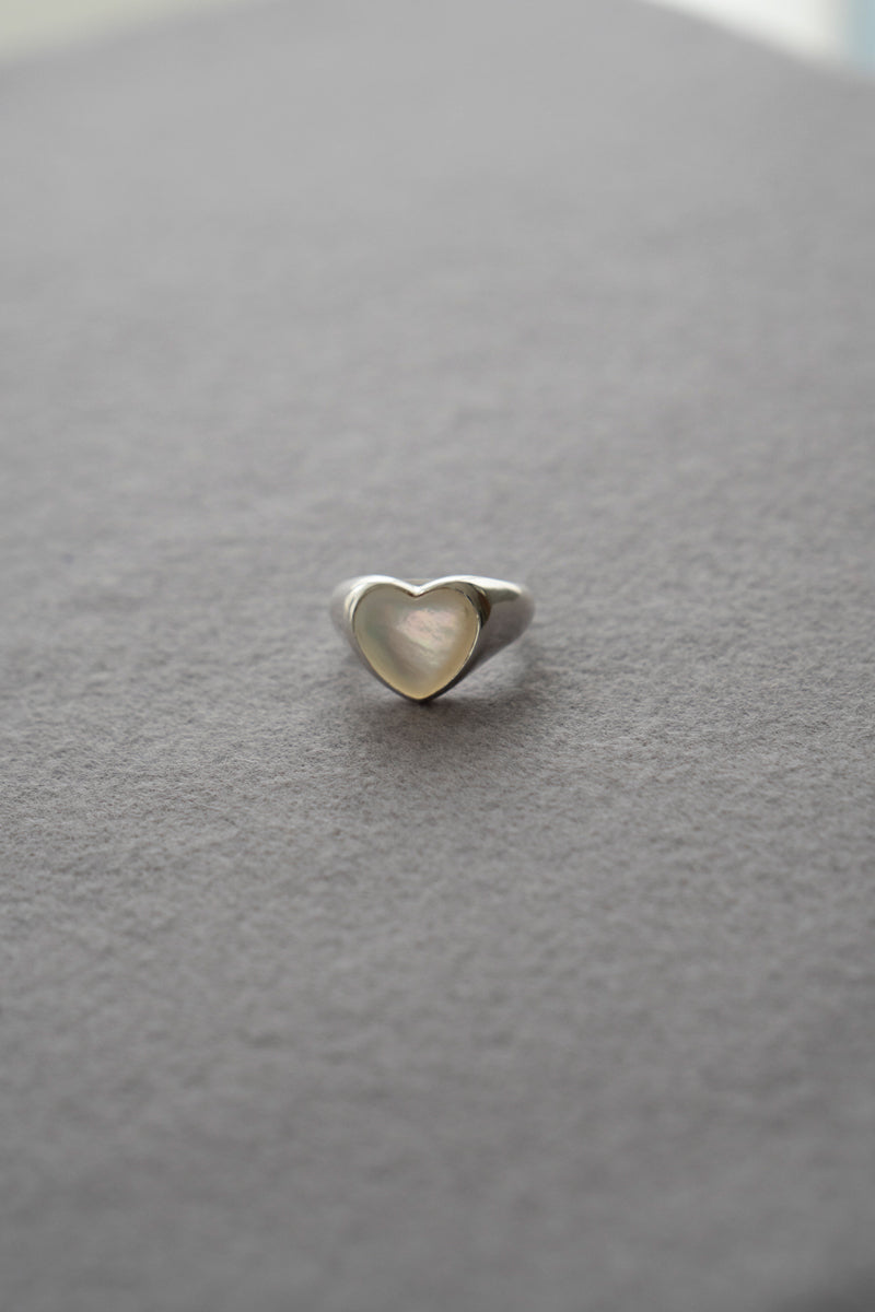 ANNIKA INEZ Mother of pearl heart ring Sml /SV