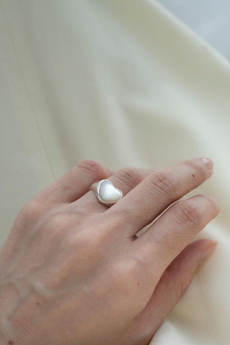 ANNIKAINEZ Mother of pearl heart ring SML/SV