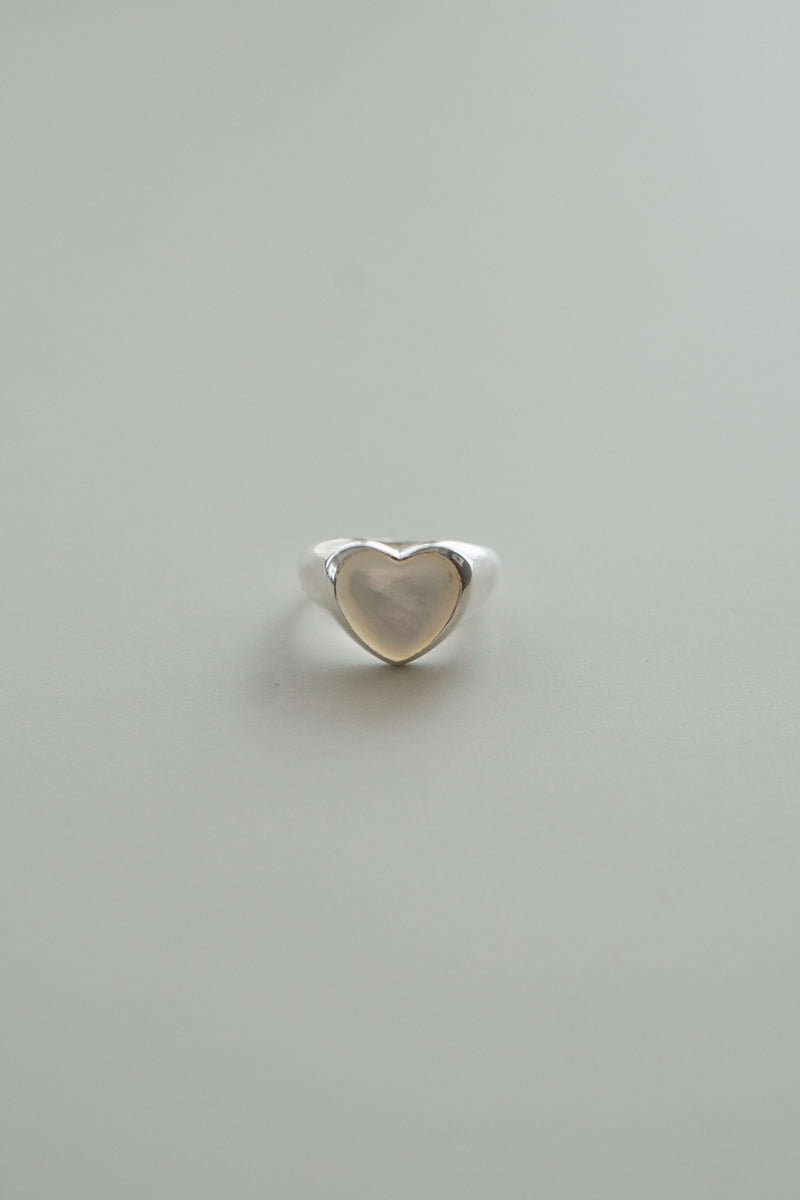 ANNIKAINEZ Mother of pearl heart ring SML/SV
