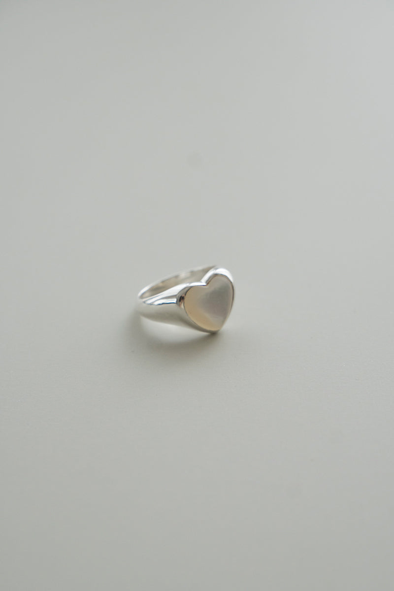 ANNIKAINEZ Mother of pearl heart ring SML/SV