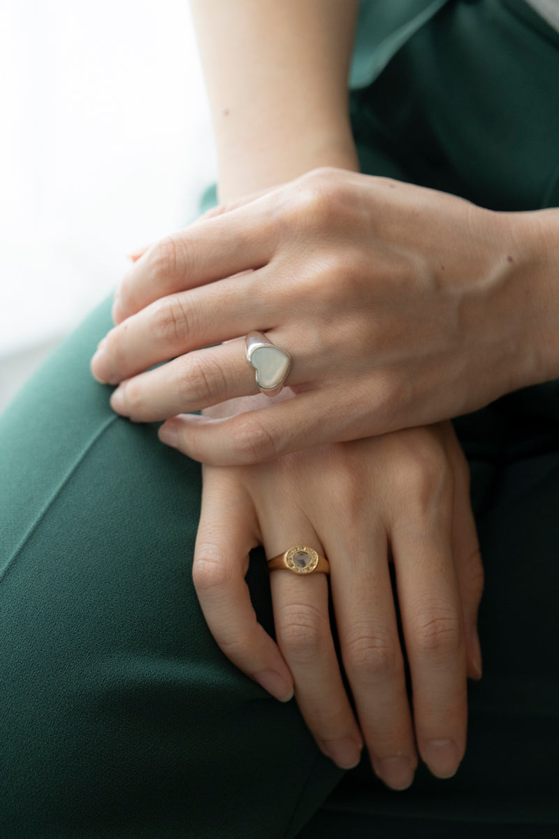 ANNIKAINEZ Mother of pearl heart ring SML/SV