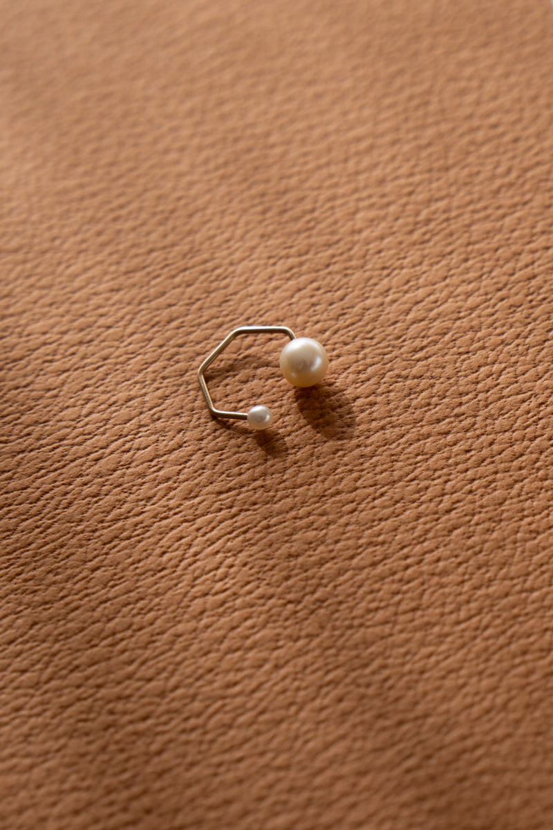 LA MONTAGNE Hexagon pearl ear cuff /K10