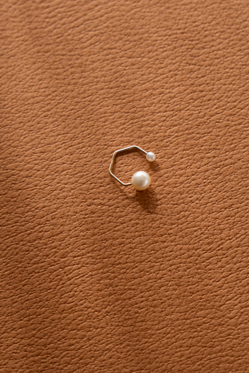 LA MONTAGNE Hexagon pearl ear cuff /K10