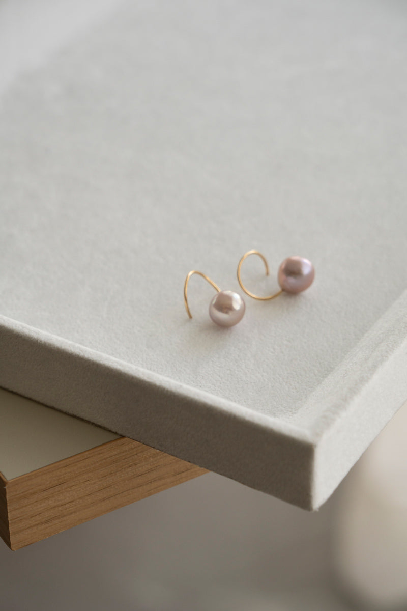 MINIMUMNUTS Fresh water pearl curl pair pierce PK Pearl curl pair pierce/K18