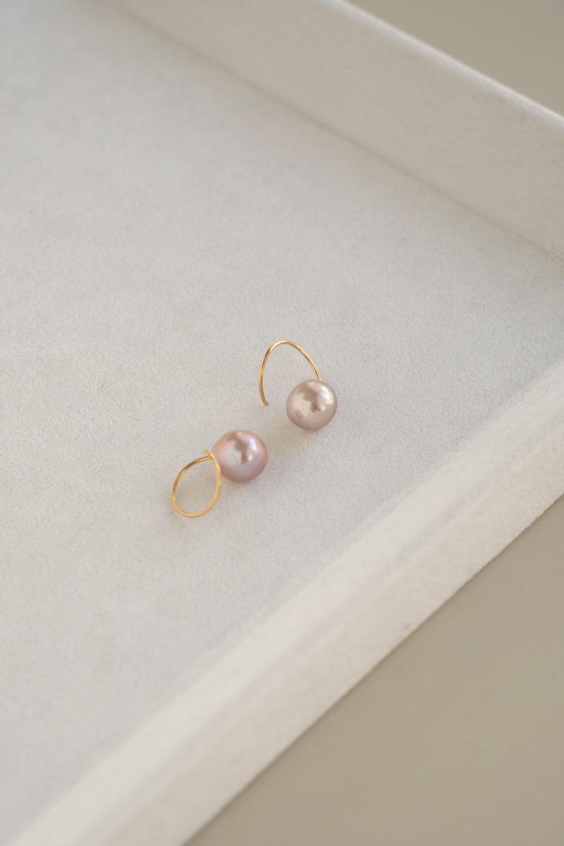 MINIMUMNUTS Fresh water pearl curl pair pierce PK Pearl curl pair pierce/K18