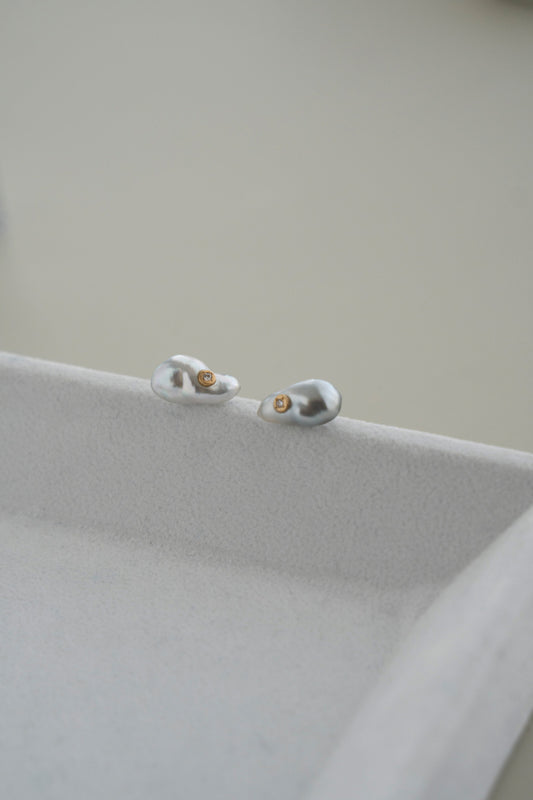 MINIMUMNUTS Keshi Pearl in diamond pierce A Keshi pearl diamond earrings/K18