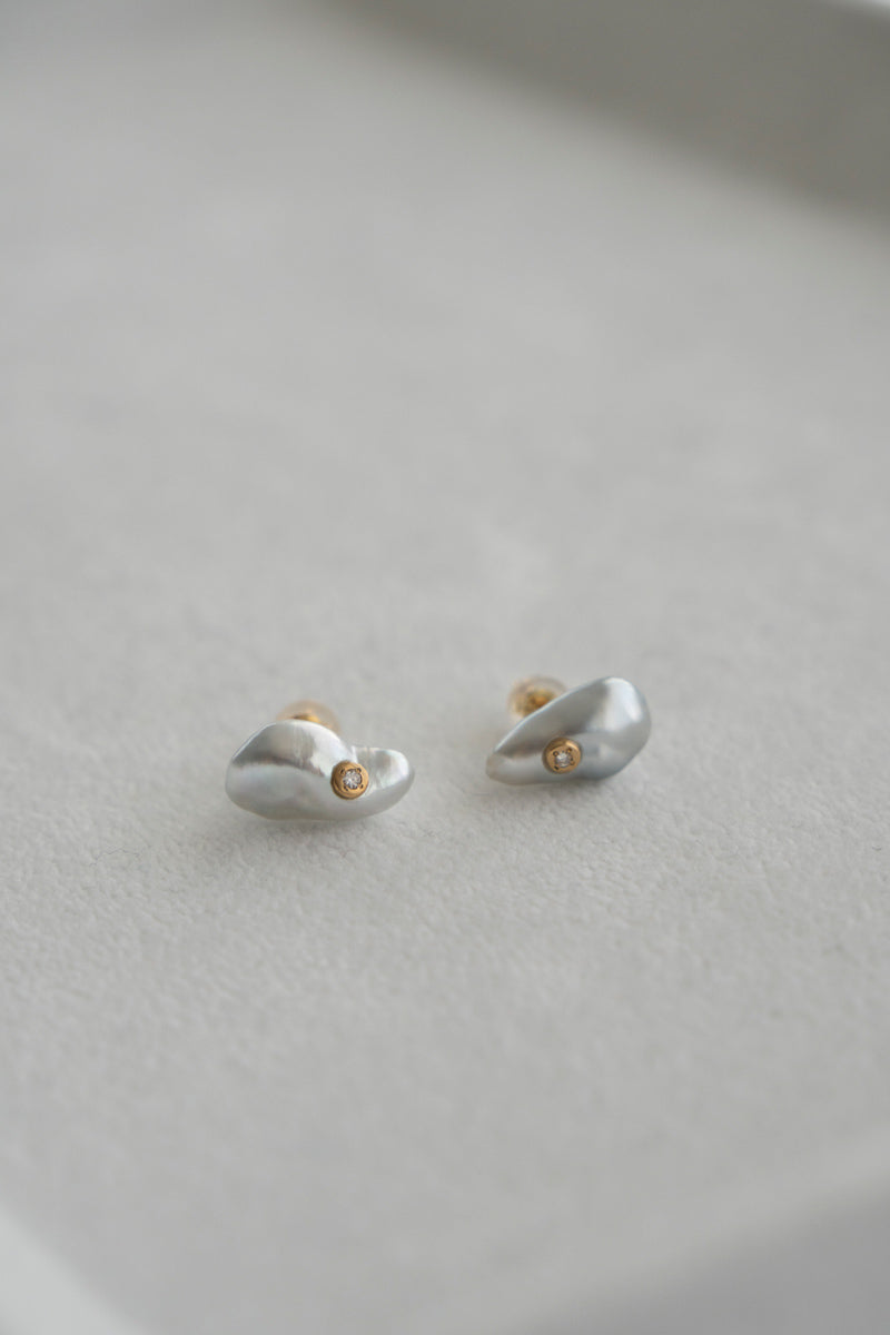 MINIMUMNUTS Keshi Pearl in diamond pierce A Keshi pearl diamond earrings/K18