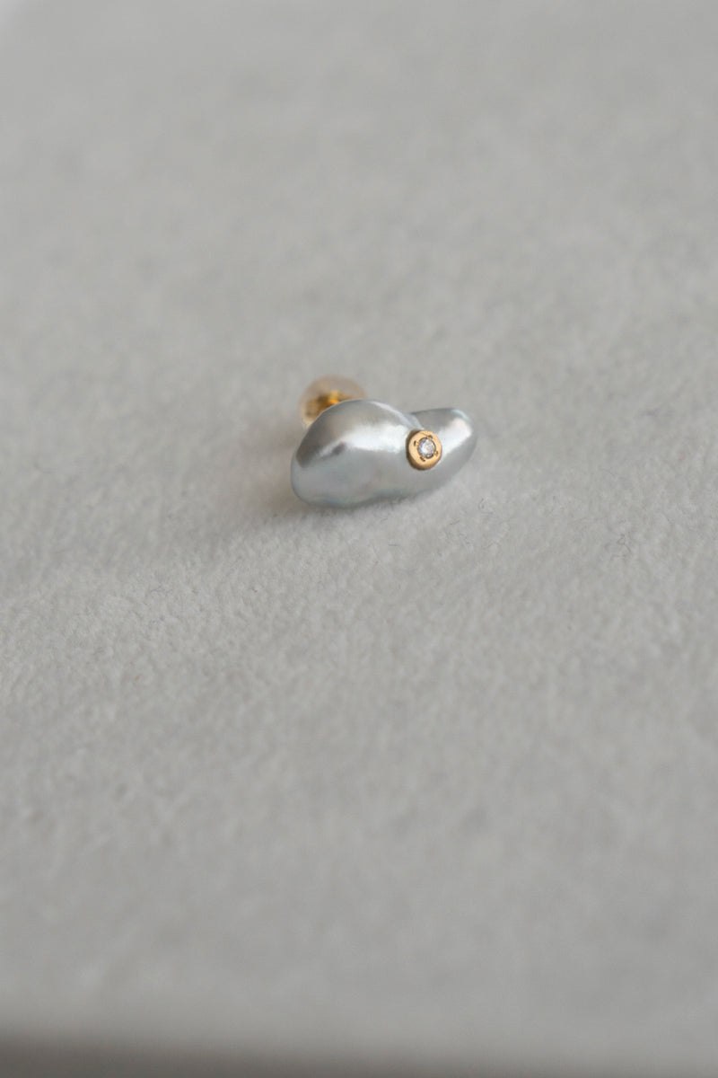 MINIMUMNUTS Keshi Pearl in diamond pierce A Keshi pearl diamond earrings/K18