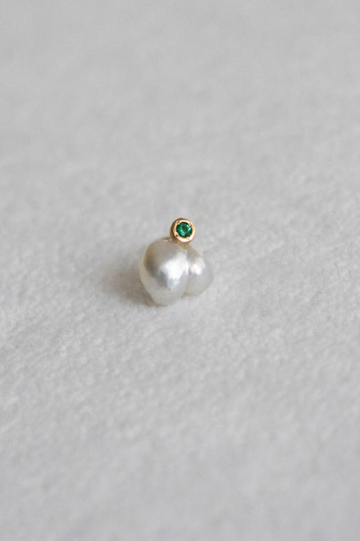 MINIMUMNUTS keshi pearl * emerald pierce C South Sea keshi pearl earrings/K18