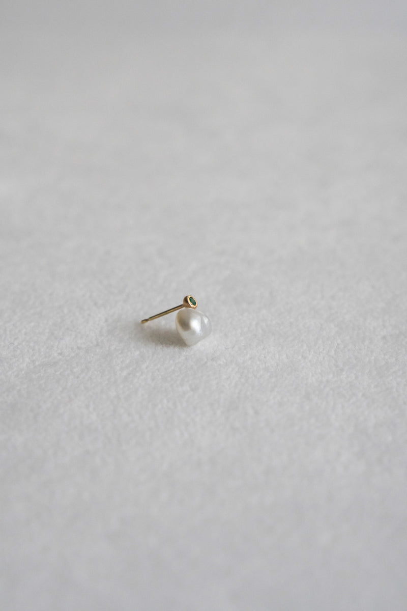 MINIMUMNUTS keshi pearl * emerald pierce B South sea poppy pearl earrings/K18