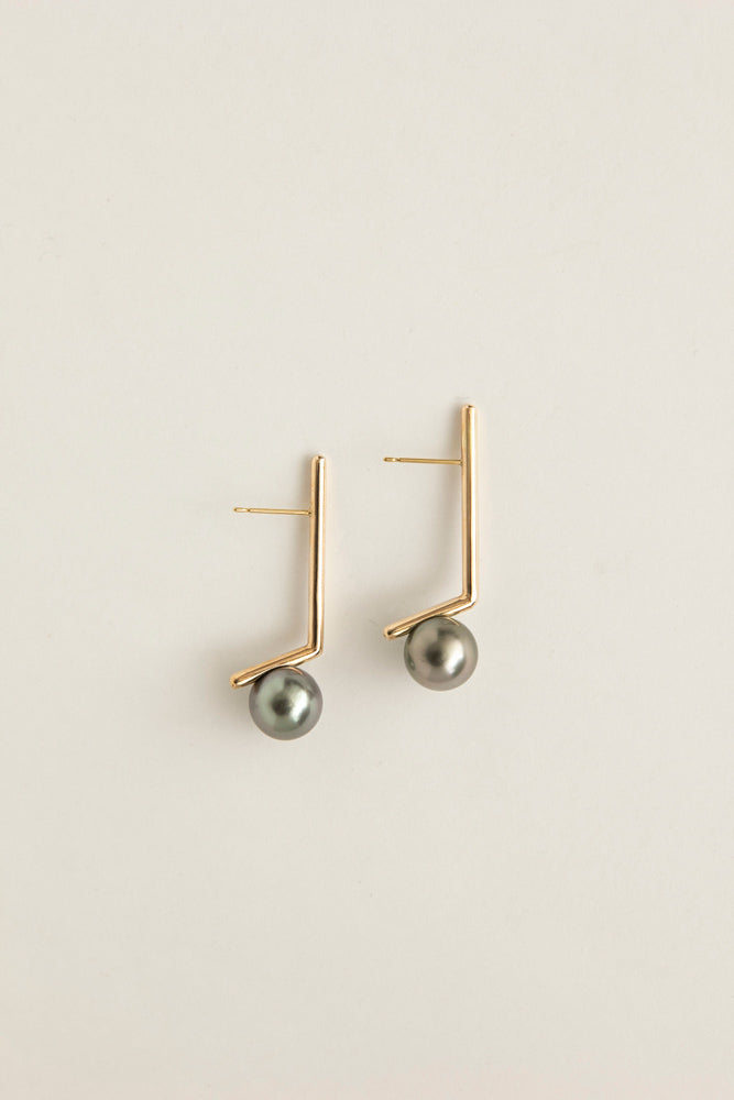 januka DENT Pearl log pierce Black butterfly pearl long earrings &amp; earrings/K10