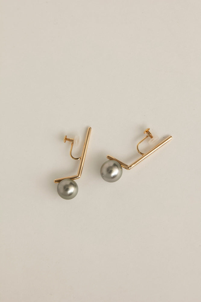 januka DENT Pearl log pierce Black butterfly pearl long earrings &amp; earrings/K10