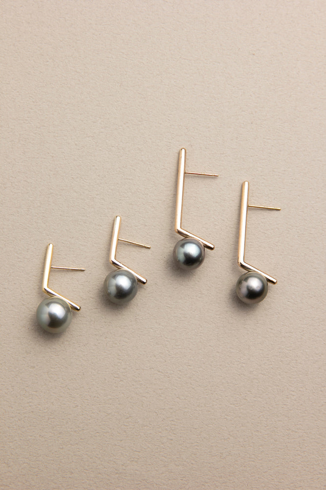 januka DENT Pearl pierce black butterfly pearl short earrings &amp; earrings/K10
