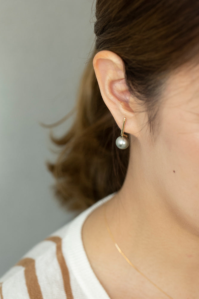 januka DENT Pearl pierce black butterfly pearl short earrings &amp; earrings/K10