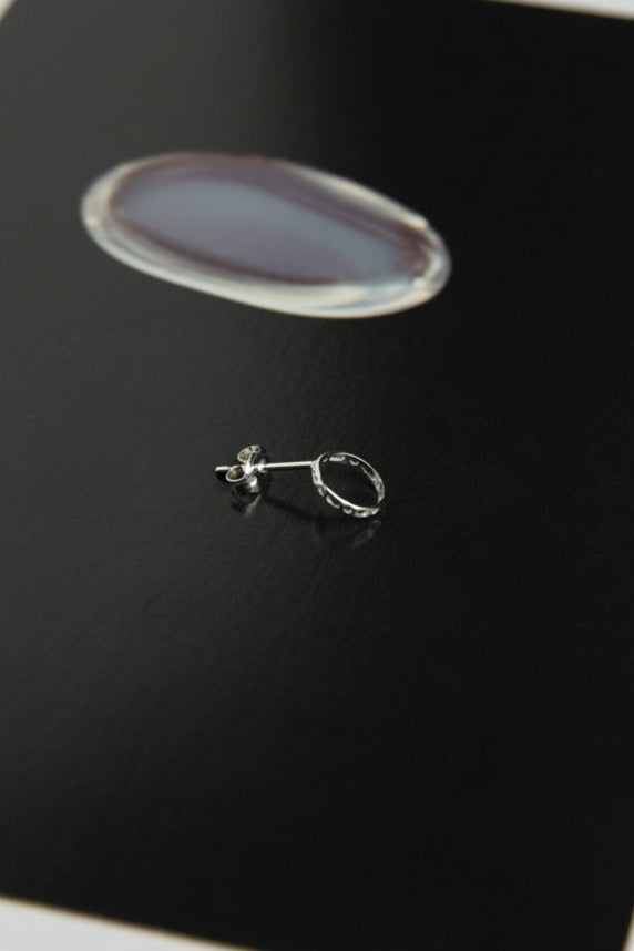 mocco small perforated hoop earrings/Silver
