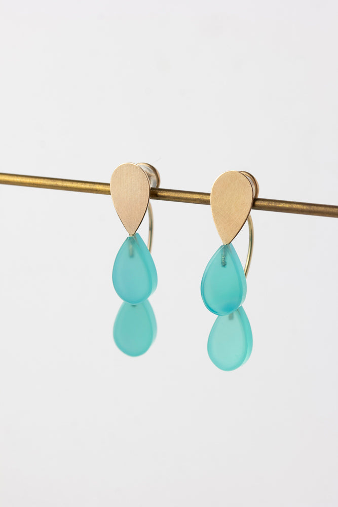 yull. ditto pearshaped earrings/sea blue chalcedony/K10